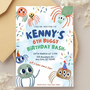 Könnte beinhalten: Eine farbenfrohe Geburtstagseinladung mit Cartoon-Spinnen. Die Einladung lautet "Kenny's 6th Buggy Birthday Bash!" mit Datum, Uhrzeit und Ort. Die Einladung enthält auch den Satz "let's have some fun!" und eine Telefonnummer.