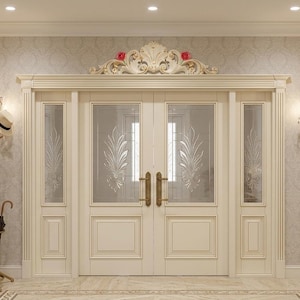 Può includere: Un elegante ingresso con una doppia porta color crema con pannelli di vetro e maniglie dorate. La porta è incorniciata da modanature decorative e luci laterali. Un attaccapanni con cappello e ombrello è nelle vicinanze.
