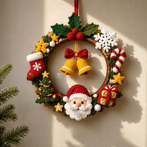 Puede incluir: Una corona navide&ntilde;a de ganchillo circular con un par de campanas amarillas con un lazo rojo en el centro, rodeada por una cara de Pap&aacute; Noel, un calcet&iacute;n rojo, un &aacute;rbol de Navidad verde, un regalo, un bast&oacute;n de caramelo, un copo de nieve y acebo.