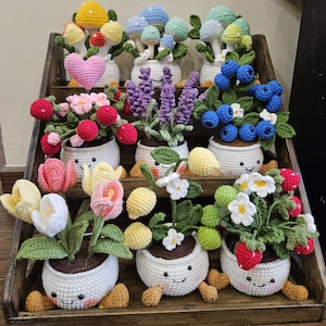 Virkat blomkrukaset med svamp, solros, lavendel, jordgubb, ros, tulpan, prästkrage, citronmönster