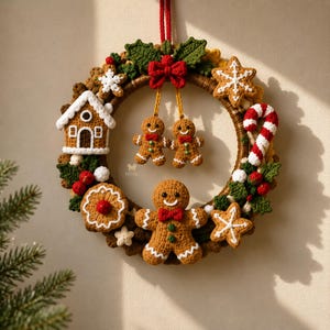 Puede incluir: Una corona de ganchillo circular con una base marr&oacute;n decorada con una casa de jengibre, dos peque&ntilde;as figuras de jengibre colgantes, una figura de jengibre m&aacute;s grande, un bast&oacute;n de caramelo, una galleta en forma de estrella y hojas de acebo.