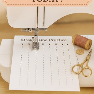 Puede incluir: Una máquina de coser blanca con una hoja de papel para practicar líneas rectas. El papel tiene líneas punteadas y formas de corazón. También se ven un carrete de hilo, un botón y unas tijeras doradas. El texto dice "Practice Sewing Today!" y "8 Sewing Practice Sheets Digital Download."