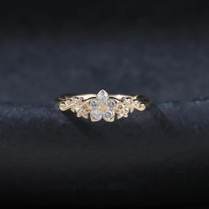 14K massivt guld diamantblomma Helix Huggie Hoop, delikat blommig broskring, liten växt örsnibb näspiercing Clicker