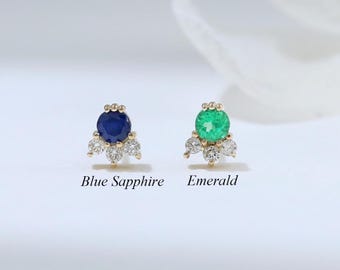 Pendiente de oro macizo de 14 quilates con zafiro azul en forma de hélice, delicado diamante en la parte trasera plana sin rosca para cartílago, piercing para el lóbulo de la oreja con forma de caracola dorada.