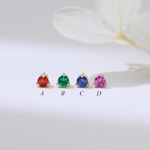 Kolczyki z kamieniami szlachetnymi w kolorze 14-karatowego złota, delikatne kolczyki z jednym kamieniem, minimalistyczna biżuteria z szafirem i szmaragdem, przekłucie chrząstki, helix tragus