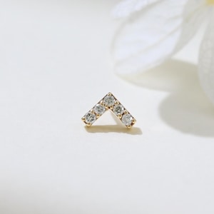 Pendiente de oro macizo de 14 quilates con forma de V y rosca interna, con forma de caracola y diamante auténtico, para lóbulo de la oreja, delicado piercing para el cartílago de la nariz, con rosca plana.