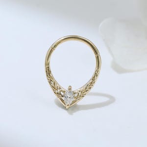 Argola articulada em ouro maciço 14K com formato de V e diamante, delicada gravação de padrão de vinha no septo, piercing clicker para daith/conch/cartilagem com motivo de vinha.