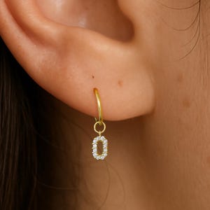 14K massivt guld diamant oval hängande örhänge med charm · Glittriga droppar för minimalistisk vardagsstil