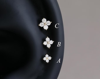 Pendiente de flor de diamante en oro macizo de 14 quilates, piercing diminuto para hélice, caracola y trago, con cierre de botón plano floral sin rosca.