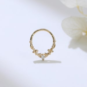 Argola de ouro maciço 14K com diamantes, anel de septo com hélice de cartilagem e design de folha de videira, joia delicada de piercing em ouro, argola fina minimalista 18G