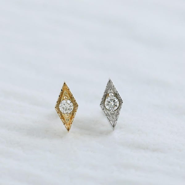 Piercing a rombo in oro massiccio 14 carati con filettatura interna, delicato piercing a vite per elice e trago ispirato all'Art Déco, piercing minimalista per lobo e cartilagine.