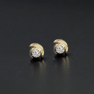 14K Solid Gold Bezel Round CZ Screw Back Stud, Dainty Helix Threaded Pin Earring, Circle Cartilage Tragus Conch Lobe Piercing 18G Gift