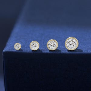 Pendiente de oro macizo de 14 quilates con engaste de bisel y diamantes, rosca interna para nariz y labio, con diamantes en varios tamaños, para trago, hélix y caracola.