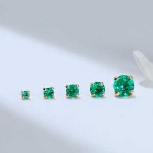 14K Solid Gold Runde Smaragd Tragus Bolzenohrring, Zierliche Edelstein Helix Knorpel Flache Rückseite, Minimalist Ohrläppchen Conch Piercing Schmuck