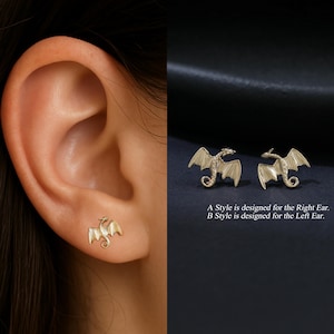 Puede incluir: Pendientes de bot&oacute;n de drag&oacute;n dorados. Un pendiente se muestra en una oreja y dos pendientes se muestran sobre un fondo negro. El texto de la imagen dice: "A Style is designed for the Right Ear. B Style is designed for the Left Ear."
