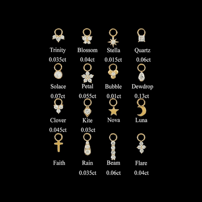 Puede incluir: Una colecci&oacute;n de colgantes con dijes dorados con varios dise&ntilde;os, incluyendo estrellas, flores y formas geom&eacute;tricas. Cada dije est&aacute; etiquetado con un nombre y peso en quilates, como "Trinity 0.035ct" y "Stella 0.015ct".