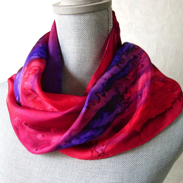 Foulard en soie peint à la main en rouge, baie et violet