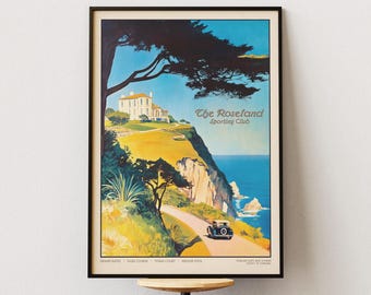 Könnte beinhalten: Ein Vintage-Reiseposter für den Roseland Sporting Club. Das Poster zeigt eine farbenfrohe Illustration eines weißen Gebäudes auf einer Klippe mit Blick auf ein blaues Meer. Der Text auf dem Poster lautet "The Roseland Sporting Club".