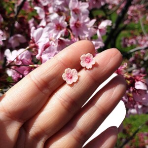桜の花のイヤリング - 桜のダングルイヤリング - 彼女へのかわいい花のジュエリーギフト