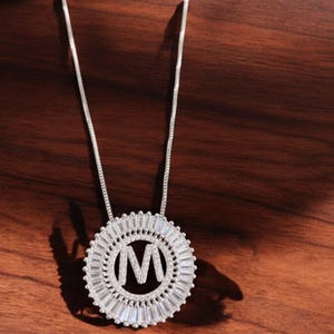 Collar de plata con letra "M" - Colgante inicial personalizado para ella/él