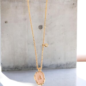Collar con la letra A: joyería personalizada y elegante