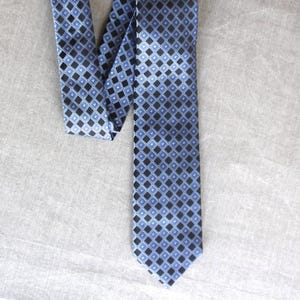 Men&#39;s Navy & Light Blue Necktie Vintage 2000s Alexander Julian Colours Small Diamonds Pattern 100% Poly Career Work Suit Tie Like New