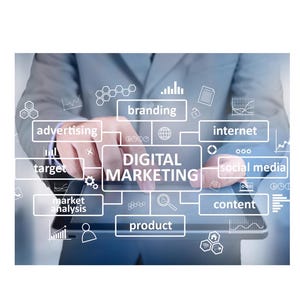 Op de afbeelding: Een illustratie van een digitaal marketingconcept met een persoon die een tablet gebruikt. De illustratie bevat de woorden "Digitale Marketing" en andere gerelateerde termen zoals "adverteren", "branding", "internet", "social media", "content", "product", "doelgroep" en "marktanalyse".