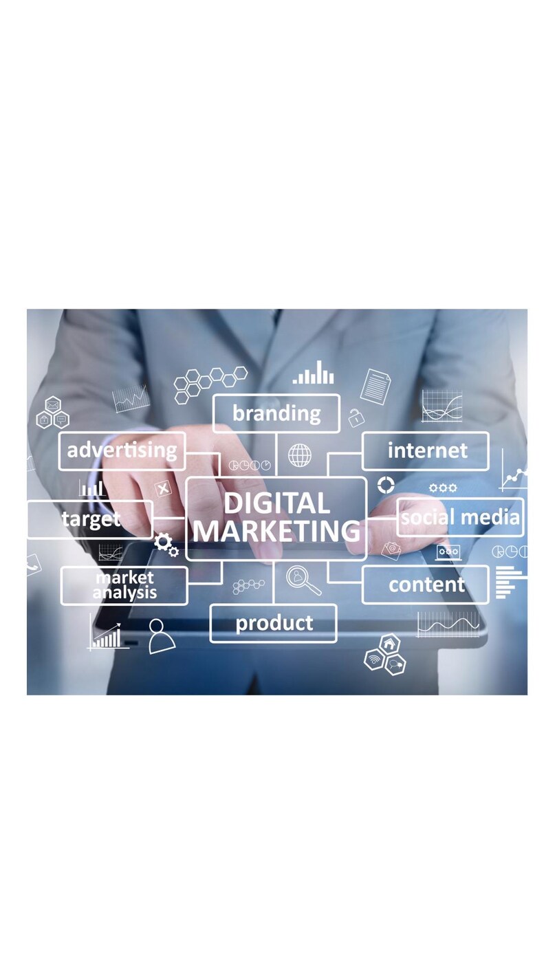 Op de afbeelding: Een illustratie van een digitaal marketingconcept met een persoon die een tablet gebruikt. De illustratie bevat de woorden "Digitale Marketing" en andere gerelateerde termen zoals "adverteren", "branding", "internet", "social media", "content", "product", "doelgroep" en "marktanalyse".