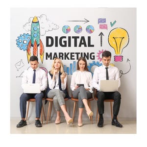 Op de afbeelding: Vier mensen zitten in een rij en kijken naar laptops en tablets. Achter hen bevindt zich een witte muur met een kleurrijke tekening van een raket, een gloeilamp en de woorden "DIGITAL MARKETING".