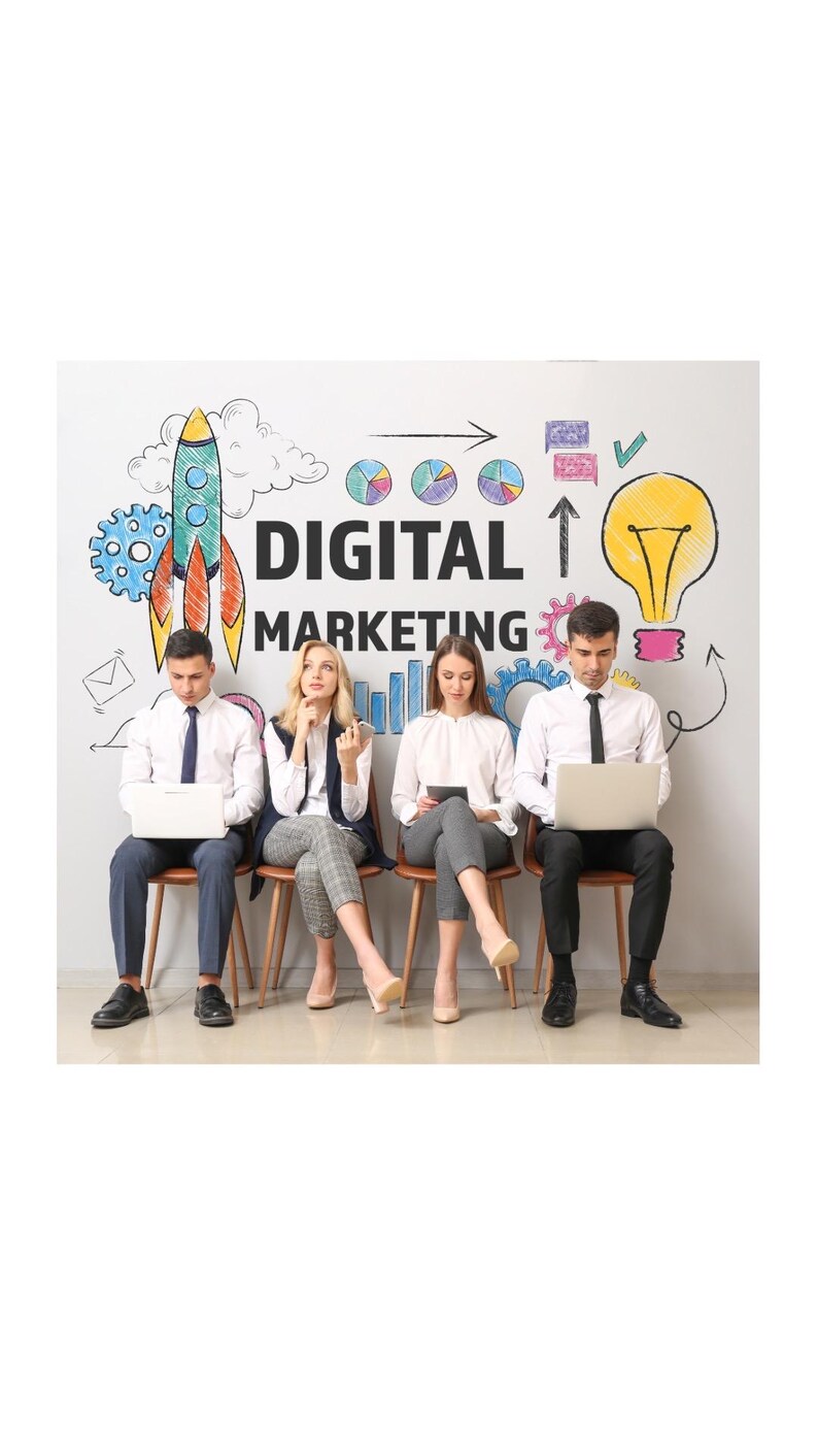 Op de afbeelding: Vier mensen zitten in een rij en kijken naar laptops en tablets. Achter hen bevindt zich een witte muur met een kleurrijke tekening van een raket, een gloeilamp en de woorden "DIGITAL MARKETING".