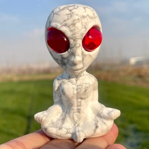 3.1&#39;&#39;Natural howlite Alien skull,Crystal Aliens skull,hand carved,crystal Alien skull,Alien skull,Home Decoration Crystal Gifts 1pc