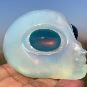 2.3&#39;&#39;Opal Alien skull,Crystal Aliens skull,hand carved,crystal Alien skull,Alien skull,Home Decoration Crystal Gifts 1pc