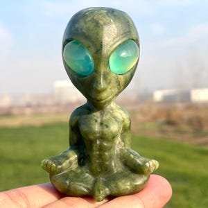3.1&#39;&#39;Natural green jade Alien skull,Crystal Aliens skull,hand carved,crystal Alien skull,Alien skull,Home Decoration Crystal Gifts 1pc
