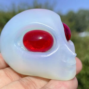 2.3 &#39;&#39;Crâne d&#39;extraterrestre opale, crâne d&#39;aliens en cristal, sculpté à la main, crâne d&#39;alien en cristal, crâne d&#39;alien, cadeaux de décoration de maison en cristal 1 pc