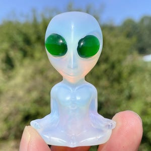 2.3 &#39;&#39;Crâne d&#39;extraterrestre opale, crâne d&#39;aliens en cristal, sculpté à la main, crâne d&#39;alien en cristal, crâne d&#39;alien, cadeaux de décoration de maison en cristal 1 pc