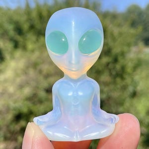 2.3 &#39;&#39;Crâne d&#39;extraterrestre opale, crâne d&#39;aliens en cristal, sculpté à la main, crâne d&#39;alien en cristal, crâne d&#39;alien, cadeaux de décoration de maison en cristal 1 pc