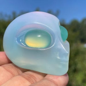 2.3&#39;&#39;Opal Alien skull,Crystal Aliens skull,hand carved,crystal Alien skull,Alien skull,Home Decoration Crystal Gifts 1pc