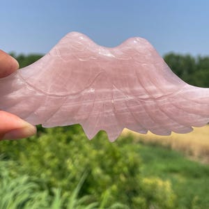 Asa de quartzo rosa natural de 5,1", caveira de cristal de quartzo, caveira de quartzo rosa feita à mão, presentes de cristal, decoração para casa, cura energética de cristal, 1 peça