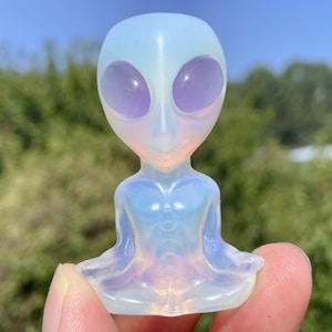 2.3 &#39;&#39;Crâne d&#39;extraterrestre opale, crâne d&#39;aliens en cristal, sculpté à la main, crâne d&#39;alien en cristal, crâne d&#39;alien, cadeaux de décoration de maison en cristal 1 pc