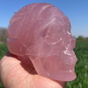 Caveira de quartzo rosa natural de 5,3'', caveira de cristal de quartzo, esculpida à mão, caveira de cristal, presentes de cristal para decoração de casa, 1 peça