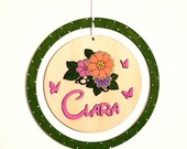 Fiocco nascita, idea regalo per nascita bimbo in legno. Decorazione per baby shower con nome bimbo. Decorazione cameretta fiori e farfalle