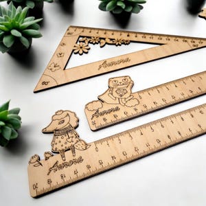 Righello in legno personalizzato. Regalo originale per compleanno, comunione & festa bambini. Totale possibilità di personalizzazione
