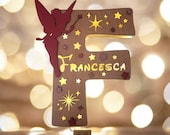 Lampada artigianale in legno, luce notturna ideale per decorazione della cameretta dei bimbi o regalo di compleanno. Personaggio a 1 colore