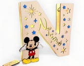 Lampada artigianale in legno con personaggio a colori dipinto a mano. Decorazione della cameretta dei bimbi o regalo di compleanno unico