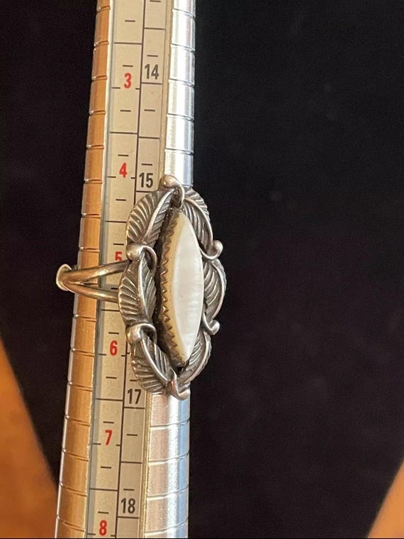 Vintage Southwestern Sterling Silver 925 White Stone Feathers Ring 