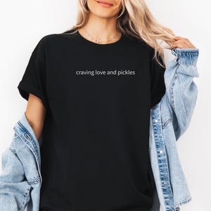 Koszulka „Craving Love & Pickles”: zabawny prezent ciążowy dla miłośniczek ogórków kiszonych