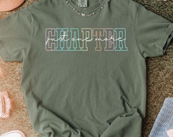 Just One More Chapter T-shirt met comfortkleuren, grafisch T-shirt voor lezen, cadeau boekenliefhebber, literair shirt, uniseks kledingstuk geverfd T-shirt