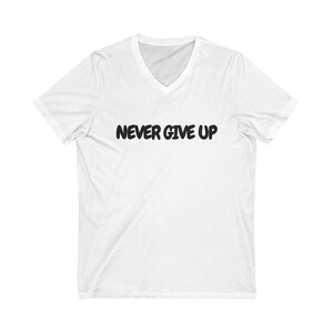Never Give Up V-Neck Tee: Inspirierendes Baumwoll T-Shirt