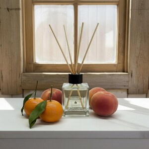 Mandarina y melocotón bañados por el sol