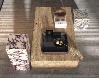 Mesa de centro con pedestal de travertino, cubo de mármol Calacatta Viola, decoración minimalista